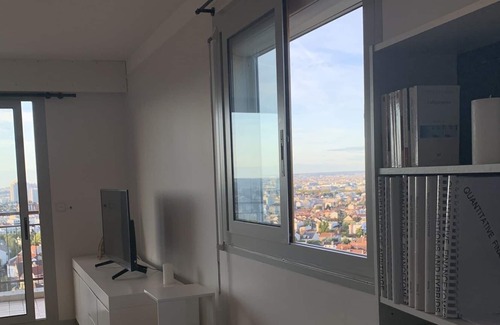 Clamart Apartment | Apartment overlooking the Eiffel Tower