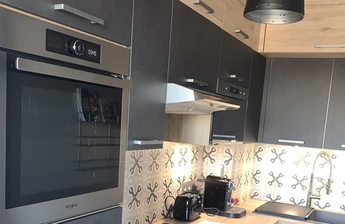 Clamart Apartment | Apartment overlooking the Eiffel Tower