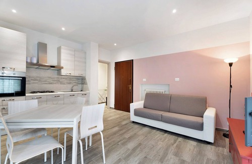 Arona Apartment | Apartment 'Peperoncino' with Balcony, Wi-Fi and Air Conditioning