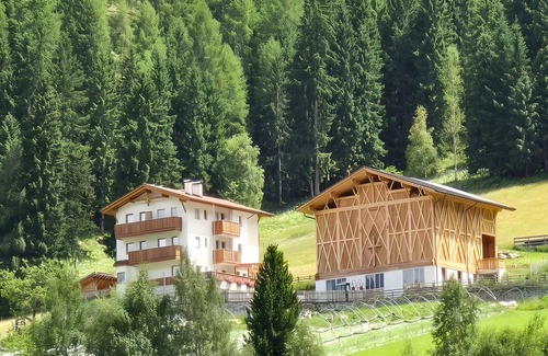 Martello Apartment | Apartment 'Pirchahof Dorfblick' with Mountain View, Shared Terrace and Wi-Fi