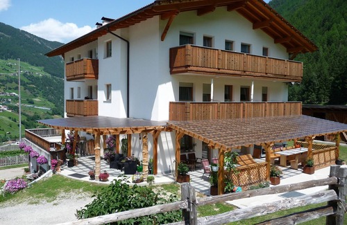 Martello Apartment | Apartment 'Pirchahof Dorfblick' with Mountain View, Shared Terrace and Wi-Fi