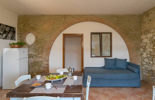 Cecina House | Apartment 'Podere Nuti - 2 Beloro' with Shared Pool, Shared Garden and Wi-Fi