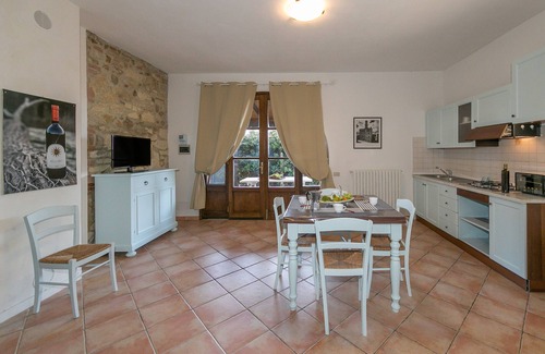 Cecina House | Apartment 'Podere Nuti - 2 Beloro' with Shared Pool, Shared Garden and Wi-Fi