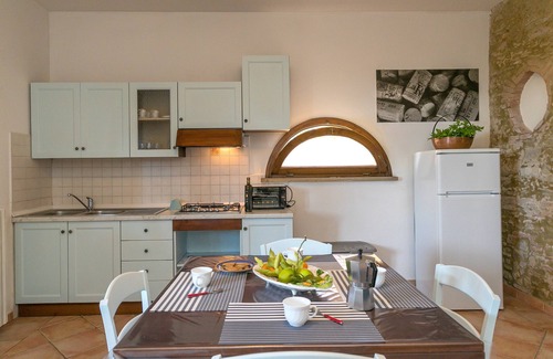 Cecina House | Apartment 'Podere Nuti - 2 Beloro' with Shared Pool, Shared Garden and Wi-Fi