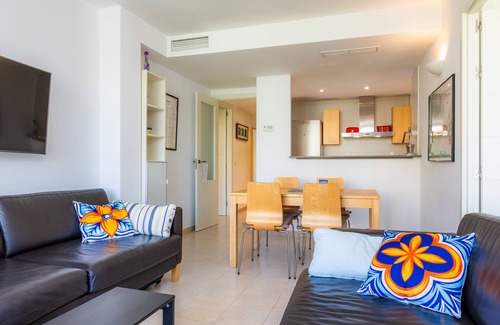 Puerto de Pollensa Apartment | Apartment 'Pollentia Mar' with Shared Pool, Wi-Fi and Air Conditioning