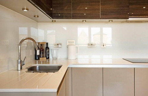 Canning Town Apartment | Apartment-Private Bathroom