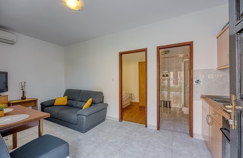 Mali Maj Apartment | Apartment Punta IV with Garden View