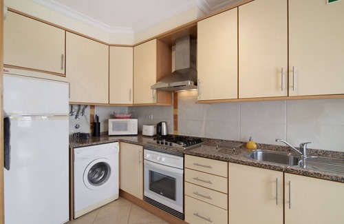 Conceicao e Cabanas de Tavira Apartment | Apartment 'Quinta Da Gomeira 58' with Shared Pool, Shared Garden and Air Conditioning