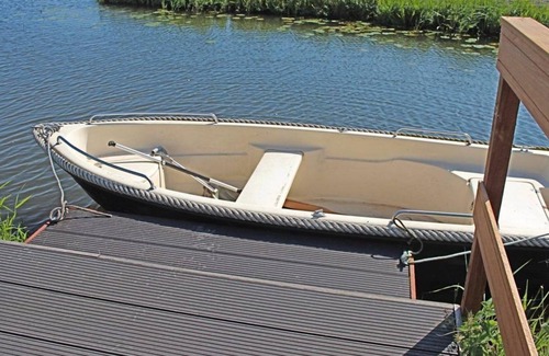 Broek op Langedijk Apartment | Apartment, right on the water. With a beautiful view of the canals and fields of the "kingdom of 1000 islands".