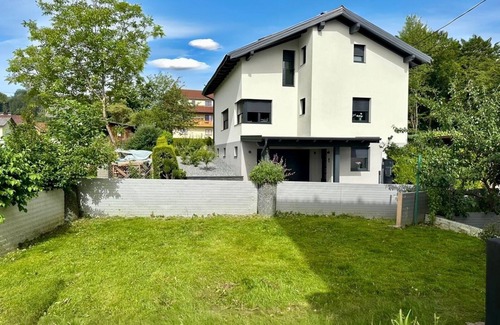 Velden am Worther See Apartment | Apartment 'Rachel' with Private Terrace, Private Garden and Wi-Fi