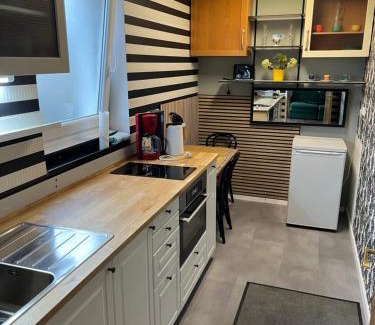 Heddesheim Apartment | Apartment Rainer mit großen Parkplätzen vorm Gebäude