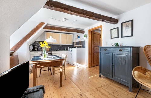 Norddeich Apartment | Apartment 'Reetdachhof Familie Dührsen' with Shared Terrace, Shared Garden and Wi-Fi