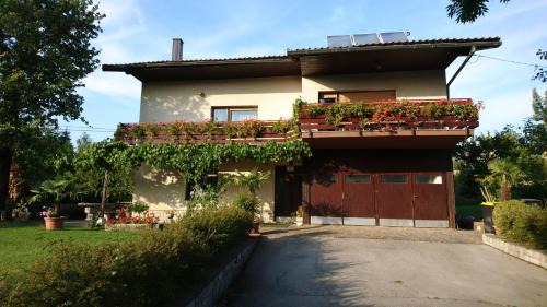 Postojna Apartment | Apartment & rooms Grmek
