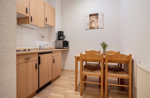 Muritz Apartment | Apartment 'Rosenduft' with Shared Garden, Balcony and Wi-Fi