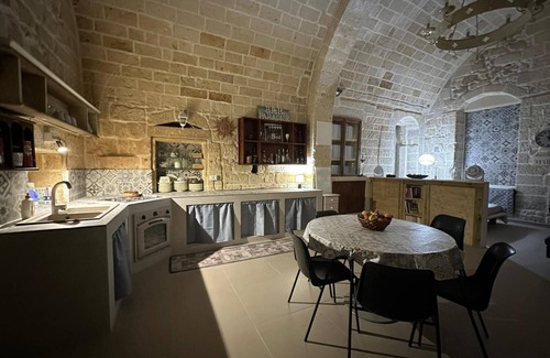 Lecce Historic Center Apartment | Apartment 'San Leonardo Apartments - Suite' with Wi-Fi