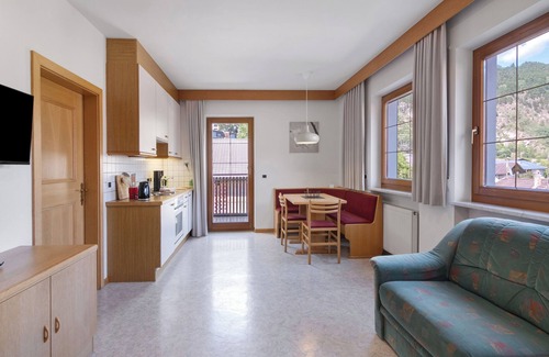 Silandro Apartment | Apartment 'Schnatzhof Typ A10' with Mountain View, Shared Pool and Wi-Fi