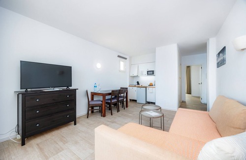 Portocolom Apartment | Apartment 'Sea View Room 106' with Shared Pool, Wi-Fi and Air Conditioning