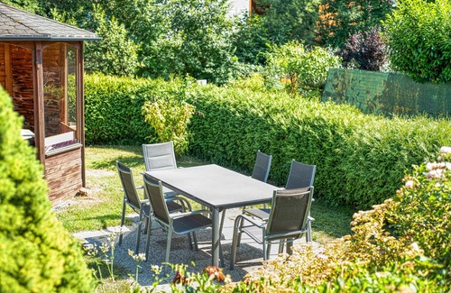 Mattsee Apartment | Apartment 'Seenähe' with Shared Terrace, Shared Garden and Wi-Fi