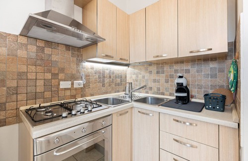 Santa Giusta Apartment | Apartment 'Simonhouse' with Balcony, Wi-Fi and Air Conditioning