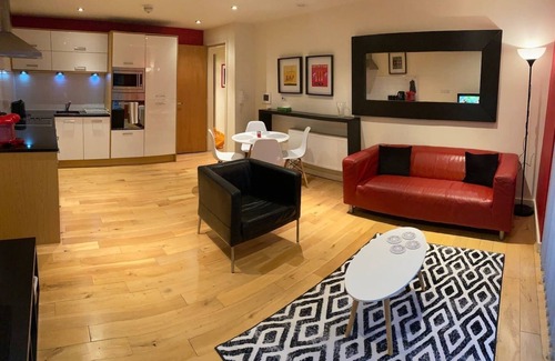 Hull Old Town Apartment | Apartment - Sleeps 4 - Balcony - Parking - Pets Ok
