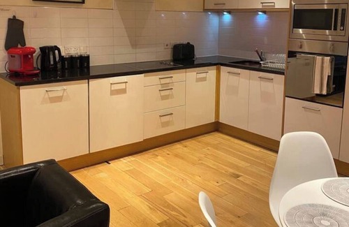 Hull Old Town Apartment | Apartment - Sleeps 4 - Balcony - Parking - Pets Ok