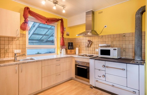 Langenargen Apartment | Apartment 'Sonnenschein' with Terrace, Shared Garden & Wi-Fi