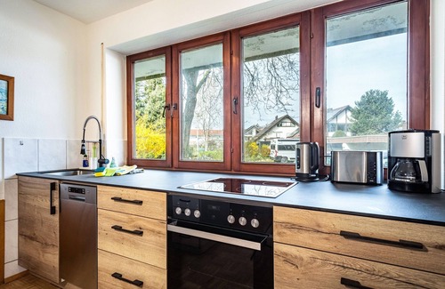 Langenargen Apartment | Apartment "Sonnenstube" with Shared Garden & Wi-Fi