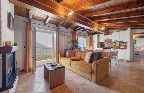 Veleso Apartment | Apartment 'Splendido loft panoramico' with Lake View & Wi-Fi