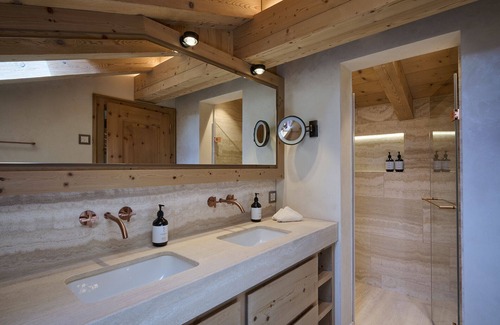 Klosters Platz Apartment | Apartment 'Steinbock B' with Mountain View, Balcony and Wi-Fi