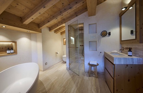 Klosters Platz Apartment | Apartment 'Steinbock B' with Mountain View, Balcony and Wi-Fi