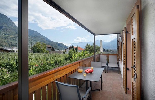 Merano Apartment | Apartment 'Stöckerhof Apfel' with Mountain View, Shared Pool and Wi-Fi