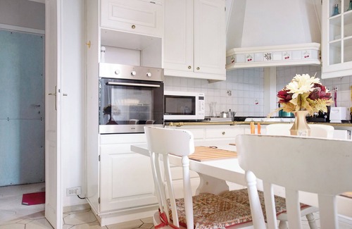 Capolago Apartment | Apartment 'Suite In Villa Con Parco' with Mountain View, Wi-Fi and Air Conditioning