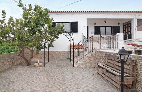Moncarapacho e Fuseta Apartment | Apartment 'Sunset' with Shared Terrace, Wi-Fi and Air Conditioning