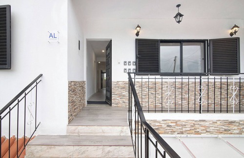 Moncarapacho e Fuseta Apartment | Apartment 'Sunset' with Shared Terrace, Wi-Fi and Air Conditioning