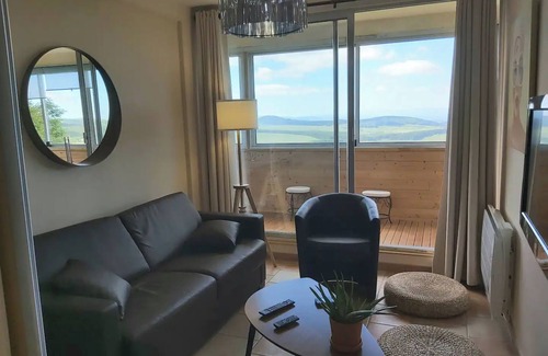 Besse-et-Saint-Anastaise Apartment | Apartment 'Superbe Appartement Avec Loggia' with Mountain View, Private Terrace and Wi-Fi