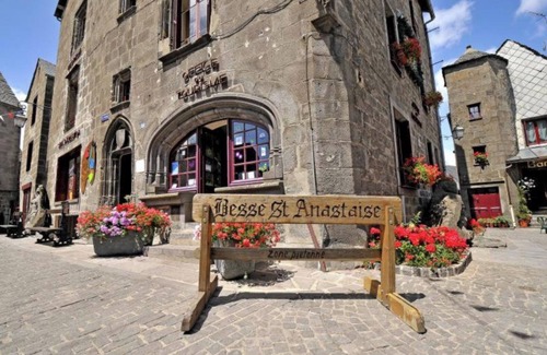 Besse-et-Saint-Anastaise Apartment | Apartment 'Superbe Appartement Avec Loggia' with Mountain View, Private Terrace and Wi-Fi