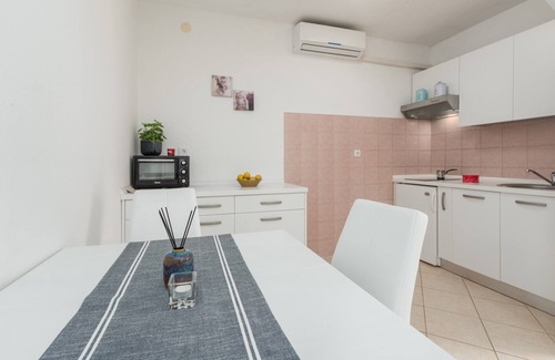 Susnjici Apartment | Apartment Susnjici 2 with Pool, Children Playground and Balcony, Parking
