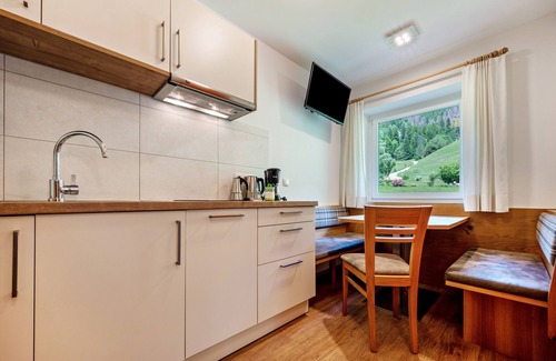 Laion Apartment | Apartment "Talblick 4" with Mountain View, Garden & Wi-Fi
