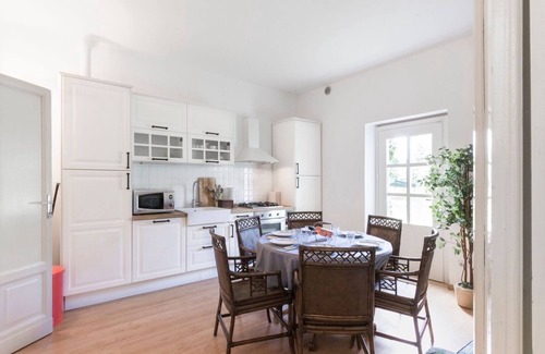 Cavaion Veronese Apartment | Apartment 'Tenuta Naiano Raffaello' with Shared Garden, Wi-Fi and Air Conditioning