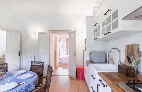 Cavaion Veronese Apartment | Apartment 'Tenuta Naiano Raffaello' with Shared Garden, Wi-Fi and Air Conditioning