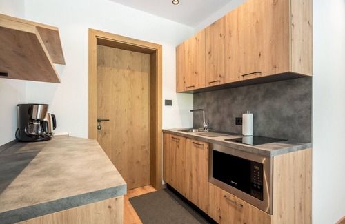 Terlano Apartment | Apartment 'Thanhammer Kreuth' with Mountain View, Shared Terrace and Pool