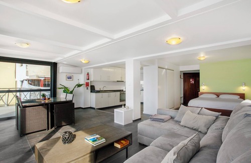 Jardim do Mar Apartment | Apartment 'The Wave House - Seaside Haven' with Sea View, Wi-Fi and Air Conditioning