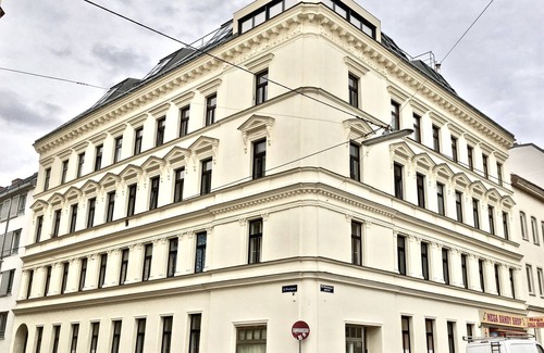 Neulerchenfeld Apartment | Apartment Top 21 mit Doppelbett im Wohnraum