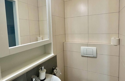 Neulerchenfeld Apartment | Apartment Top 21 mit Doppelbett im Wohnraum