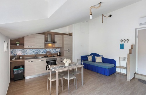Piazza-Tralia-Pendolo Apartment | Apartment 'Tramonto' with Mountain View, Wi-Fi and Air Conditioning