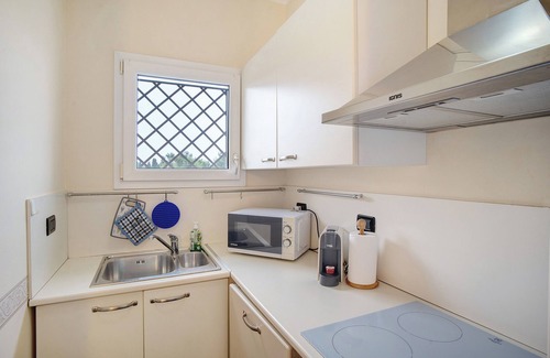 Diano Castello Apartment | Apartment 'Trilocale Con Piscina Vista Mare' with Sea View, Wi-Fi and Air Conditioning