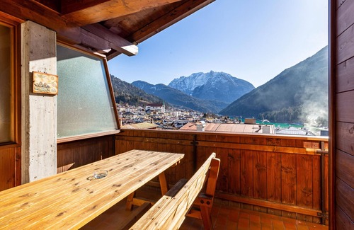 Auronzo di Cadore Apartment | Apartment 'Villa Pais 3 Cime View' with Lake View and Private Terrace