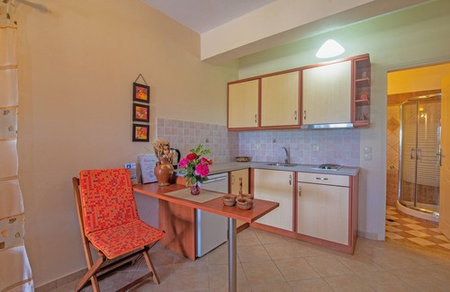 Messonghi Apartment | Apartment 'Villa Pepy Studio 2' close to the Beach with Garden & Wi-Fi