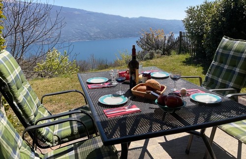 Aer Apartment | Apartment "Vista Lago" with Lake Views, Private Terrace & Garden