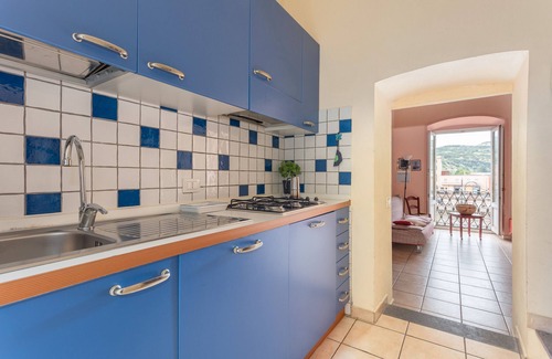 Bosa Historic Centre Apartment | Apartment 'Vista Sul Fiume' with Lake View, Wi-Fi and Air Conditioning